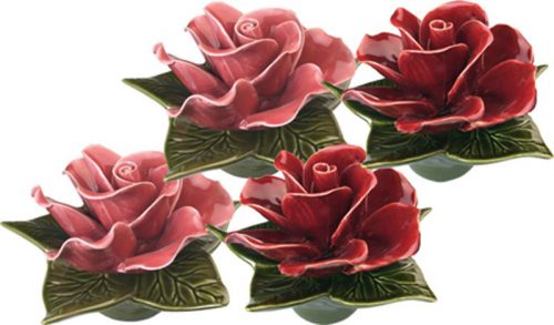 sokkel met zalm kleurige roze roos en granaat rode roos