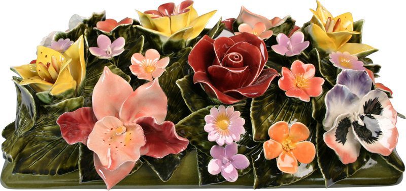 bloemstuk van keramiek met gekleurde tuinbloemen