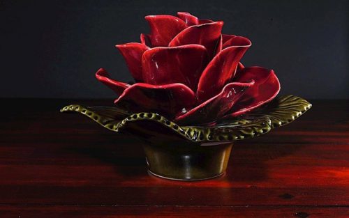 sokkel met granaat rode roos 17 cm